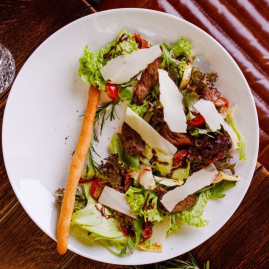 З телятиною під соусом бальзамік