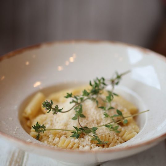 Паста з маслом та пармезано